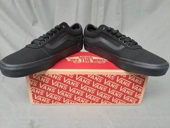 BOXED PAIR OF VANS WARD SHOES IN BLACK UK SIZE 9.5