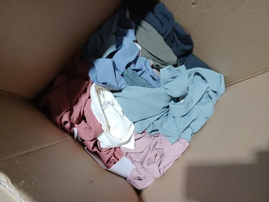 BOX OF APPROX 30 ASSORTED CLOTHING ITEMS TO INCLUDE WYNNE LAYERS