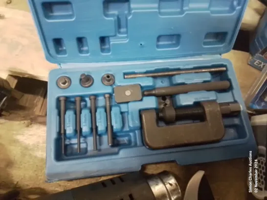 BOX CONTAINING MIXED TOOLS TO INCLUDE: GRIT HOLE SAW SET, BOLT CUTTERS, 12V AUXILIARY HEATER AND FAN, HEAT GUN, PETROL CAN, SOCKET SETS, AIR HOSES ETC,