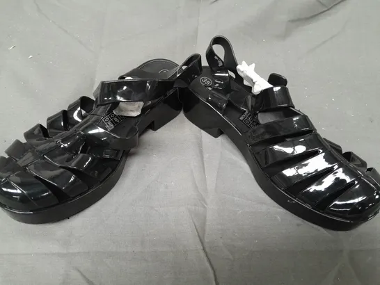 BOX OF APPROXIMATELY 20 PAIRS OF ASPIRER LOW BLOCK HEEL SANDALS IN GLOSSY BLACK - VARIOUS SIZES