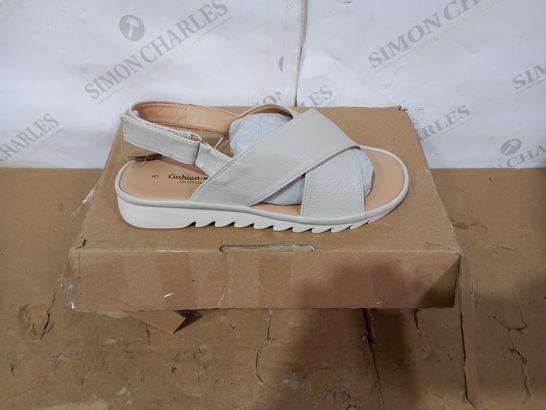 BOXED PAIR OF CUSHION-WALK SANDALS SIZE 5E