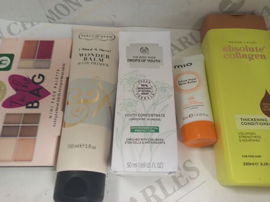LOT OF APPROXIMATELY 20 ASSORTED COSMETIC ITEMS TO INCLUDE IN THE BAG MINI FACE PALETTE, PERCY & REED HAIR PRIMER, THE BODY SHOP YOUTH CONCENTRATE, ETC