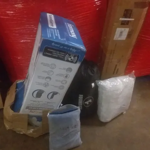 PALLET OF ASSORTED ITEMS INCLUDING DELUXE BOOSTER SEAT, GREY RUG, SLEEPING BAG