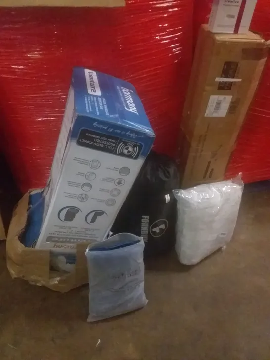 PALLET OF ASSORTED ITEMS INCLUDING DELUXE BOOSTER SEAT, GREY RUG, SLEEPING BAG