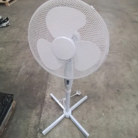 PALLET CONTAINING APPROXIMATELY 9 FREESTANDING TOWER FAN IN WHITE