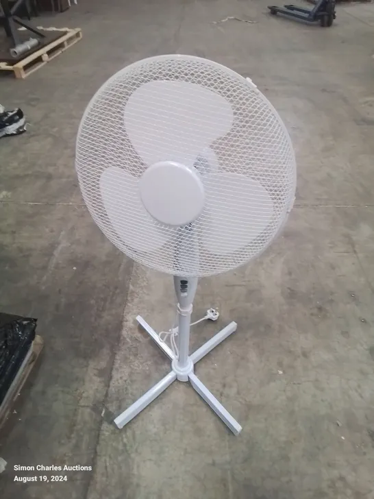 PALLET CONTAINING APPROXIMATELY 9 FREESTANDING TOWER FAN IN WHITE