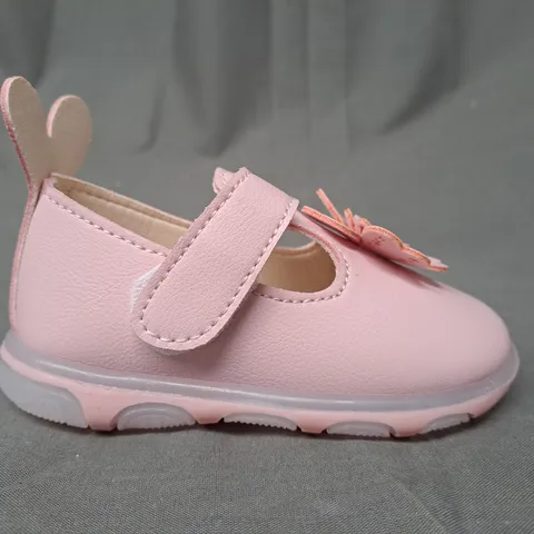 BOXED PAIR OF DESIGNER KIDS SHOES IN PINK W. FLORAL DETAIL EU SIZE 21