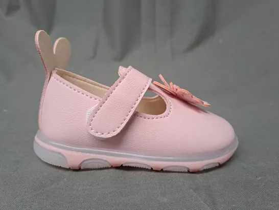 BOXED PAIR OF DESIGNER KIDS SHOES IN PINK W. FLORAL DETAIL EU SIZE 21