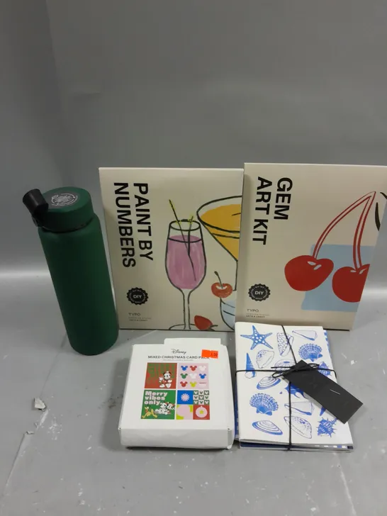 APPROXIMATELY 30 ASSORTED HOUSEHOLD PRODUCTS TO INCLUDE DRINKS CONTAINER, GEM ART KIT, NOTEPAD ETC 