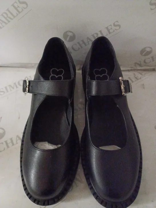 PAIR OF WOMEN'S MARY JANES SIZE 6