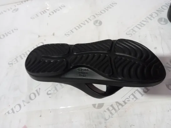 BLACK PLASTIC SLIPPER SIZE 43-44