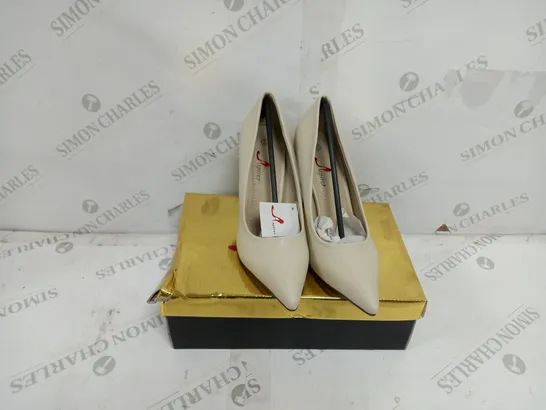 6 BOXED PAIRS OF SPIRER HEELED SANDALS IN BEIGE TO INCLUDE SIZES 39, 40, 41 