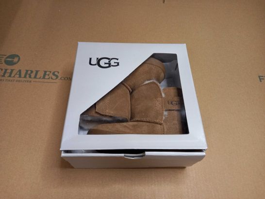 BOXED PAIR OF UGG BABY SHOES - AGE 12/18 MONTHS