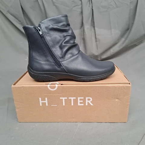 BOXED PAIR OF HOTTER WHISPER BOOTS IN NAVY SIZE 7