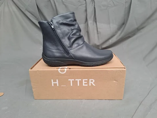 BOXED PAIR OF HOTTER WHISPER BOOTS IN NAVY SIZE 7