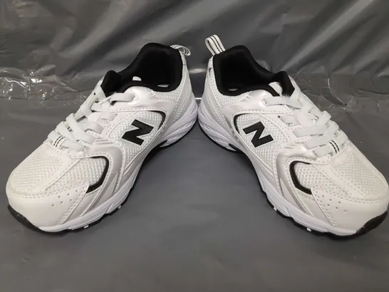 BOXED PAIR OF NEW BALANCE KIDS SHOES IN WHITE/BLACK UK SIZE 13