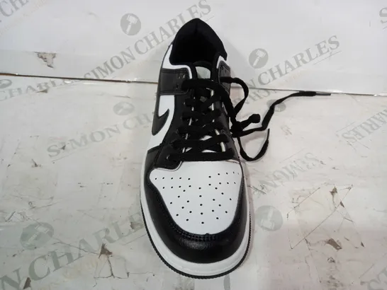 BOXED PAIR OF NIKE TRAINERS IN WHITE/BLACK UK SIZE 5.5