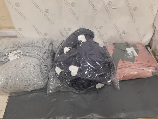 BOX OF APPROXIMATELY 8 ASSORTED BAGGED PIECES OF CLOTHING IN VARIOUS STYLES, SIZES, AND BRANDS 