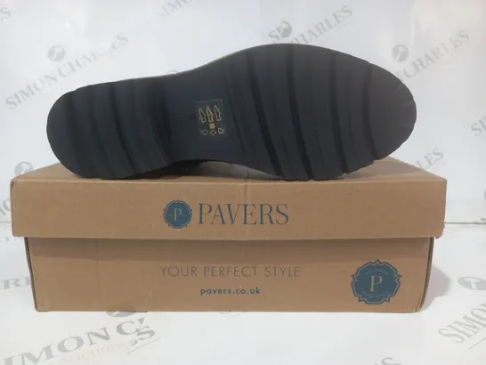 BOXED PAIR OF PAVERS ANKLE BOOTS IN BLACK SIZE 4