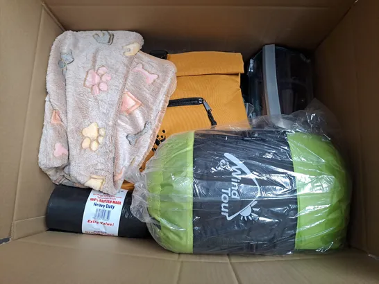 BOX OF APROXIMATELY 12 ASSORTED HOUSEHOLD ITEMS TO INCLUDE BAGS , TRAVEL LIGHTS , WALLPAPER , ETC 