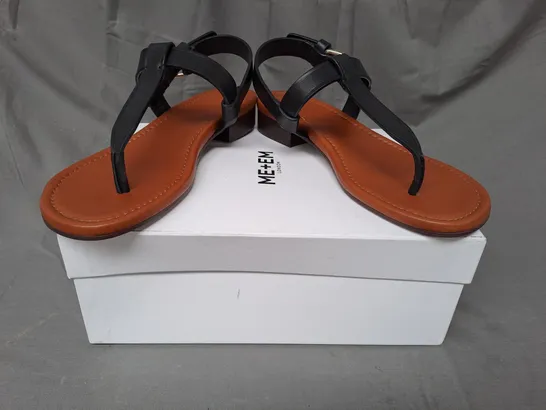 BOXED PAIR OF ME+EM TOE-POST FLAT SANDALS IN BLACK EU SIZE 40