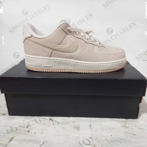 BOXED PAIR OF NIKE AIR FORCE 1 SHOES IN BEIGE UK SIZE 6