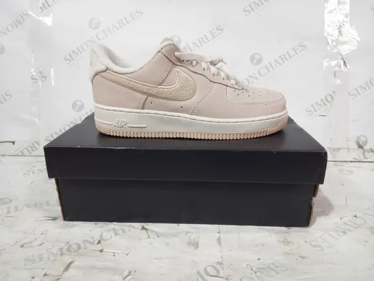 BOXED PAIR OF NIKE AIR FORCE 1 SHOES IN BEIGE UK SIZE 6