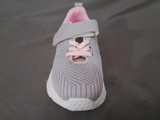 BOXED PAIR OF DESIGNER KIDS SHOES IN GREY/PINK EU SIZE 27