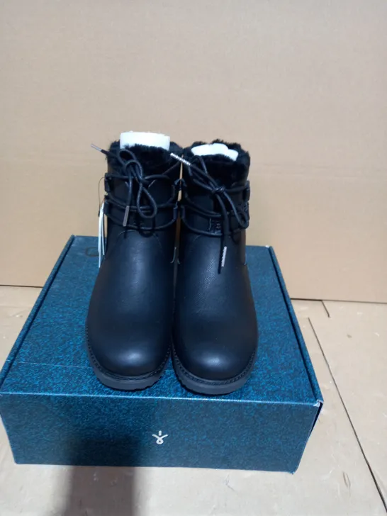 EMU AUSTRALIA BLACK LEATHER BOOTS - SIZE 6