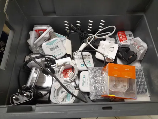 LOT OF APPROX 15 ASSORTED ITEMS TO INCLUDE-EARPHONES-USB CABLE-LIGHTNING CABLES