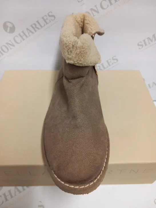 BOXED PAIR OF STELLA MCCARTNEY KICKAPOO LOW BOOT PEBBLE SIZE 38