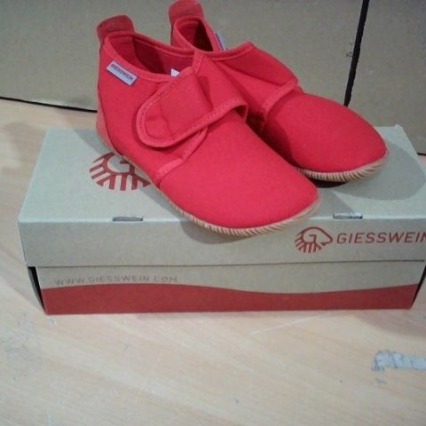 BOXEED PAIR OF GIESSWEIN KIDS SLIM FIT SLIPPERS RED SIZE 29