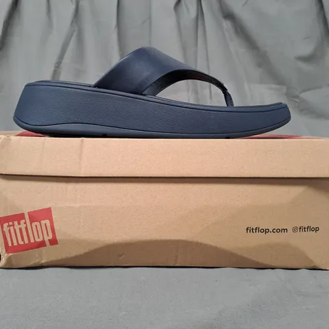 BOXED PAIR OF FITFLOP LEATHER FLATFORM TOE-POST SANDALS IN NAVY UK SIZE 7