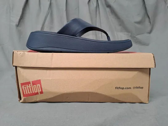 BOXED PAIR OF FITFLOP LEATHER FLATFORM TOE-POST SANDALS IN NAVY UK SIZE 7