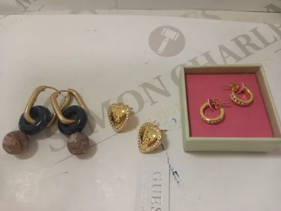 LOT OF APPROXIMATELY 4 ASSORTED JEWELLERY ITEMS TO INCLUDE WHITE STUFF SEMI PRECIOUS MARBLE DROP EARRINGS, GUESS THAT'S AMORE LADIES STUD EARRINGS, TED BAKER SEENITA NANO HOOP EARRINGS, ETC