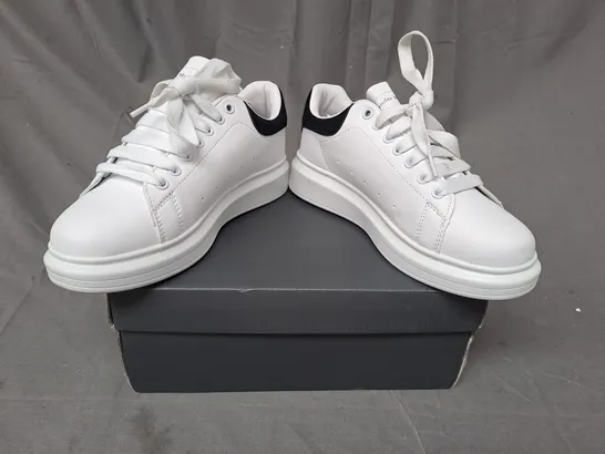 BOXED PAIR OF DESIGNER SHOES IN WHITE/BLACK UK SIZE 5