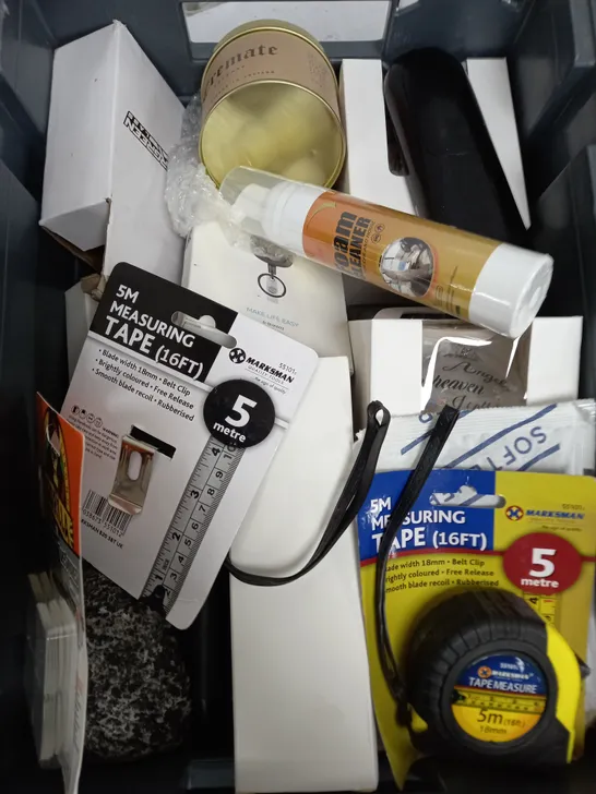 BOX OF APPROXIMATELY 15 ASSORTED ITEMS TO INCLUDE - SKY REMOTE, ROCK KEY SAFE, TIN OPENER ETC