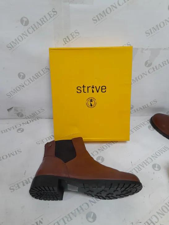 BOXED PAIR OF STRIVE WINDSOR BOOTS TAN SIZE 6 