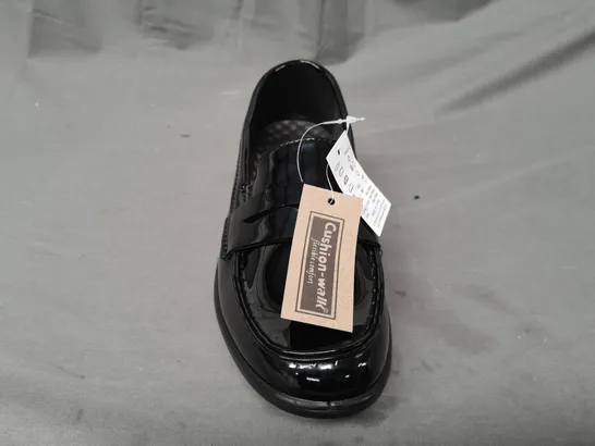 BOXED PAIR OF CUSHION-WALK SHOES IN BLACK SIZE 5