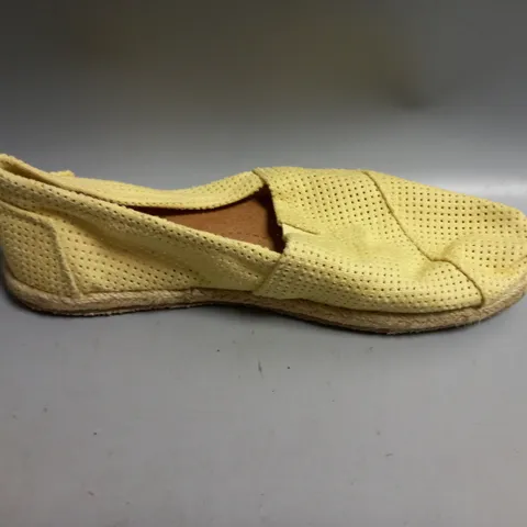 BOXED UNBRANDED LOT OF APPROX 12 PAIRS OF LADIES YELLOW PUMPS. VARIOUS SIZES