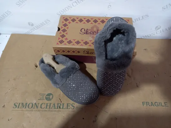 BOXED PAIR OF SKECHERS SLIPPERS - SIZE 6.5