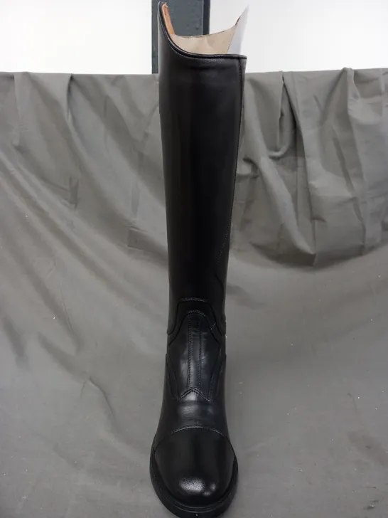 BOXED PAIR OF HARRY HALL BURLINGTON LONG RIDING BOOTS IN BLACK UK SIZE 5