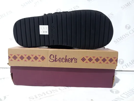 BOXED PAIR OF SKECHERS OPEN TOE FLEECE SANDALS IN BLACK UK SIZE 8