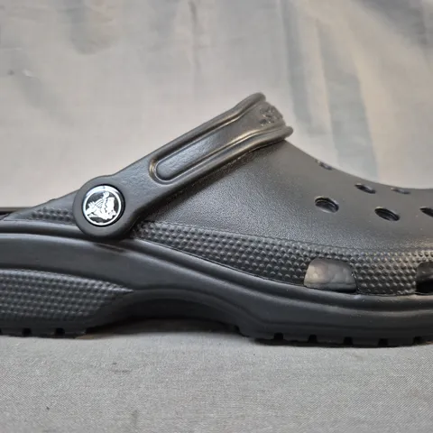 PAIR OF CROCS CLOGS IN BLACK SIZE M6/W8