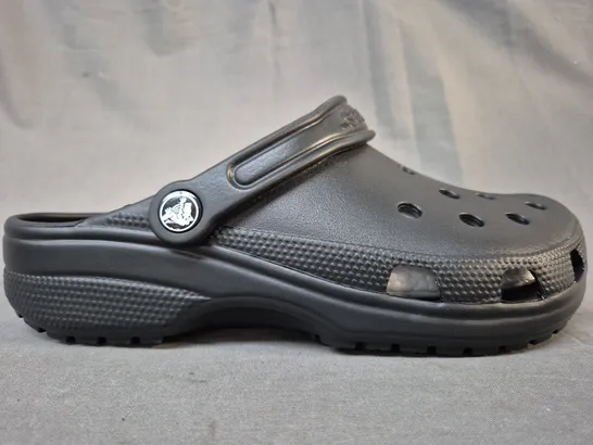 PAIR OF CROCS CLOGS IN BLACK SIZE M6/W8