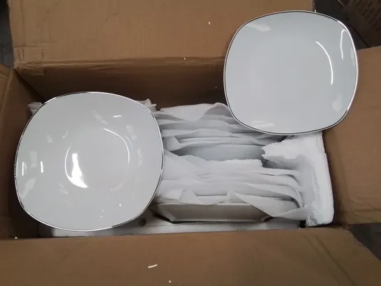 24-PIECE PORCELAIN CHINA DINNERWARE SET