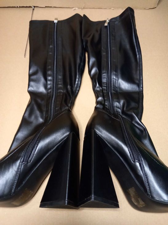 BOXED PAIR OF DESIGNER BLACK STATEMENT HEELED KNEE HIGH BOOTS - SIZE 6