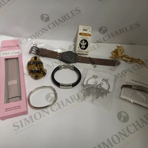 BOX OF APPROX 20 ASSORTED COSTUME JEWELLERY ITEMS INCLUDING NECKLACES, BRACELETS AND WATCH STRAPS