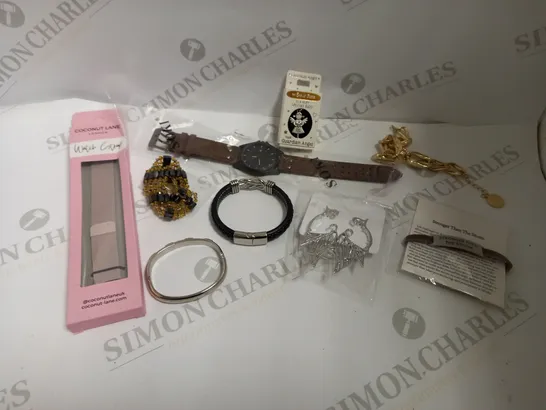 BOX OF APPROX 20 ASSORTED COSTUME JEWELLERY ITEMS INCLUDING NECKLACES, BRACELETS AND WATCH STRAPS