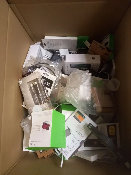 LARGE BOX OF APPROX 100 ASSORTED ELECTRICALS TO INCLUDE BELKIN CAR CHARGER, BELKIN WIRELESS CHARGING STAND, MOPHIE WIRELESS VENT MOUNT ETC